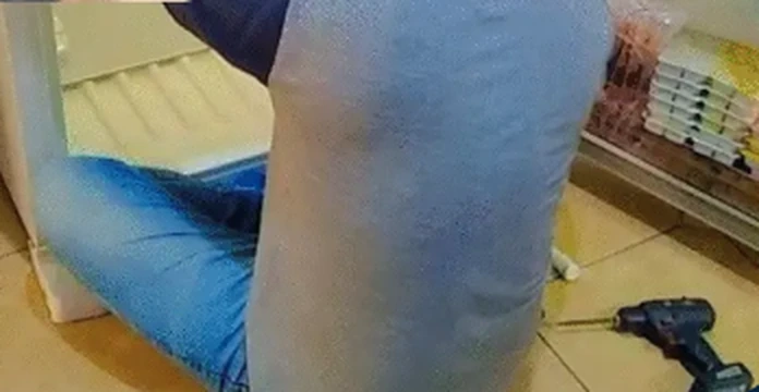 Técnico Planetec consertando geladeira